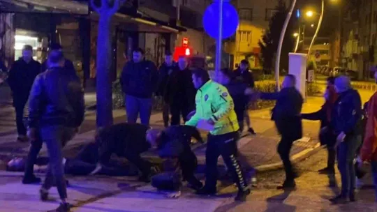 Kazanın ardından tekmeli yumruklu kavga kamerada