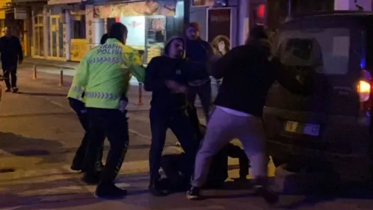 Kazanın ardından tekmeli yumruklu kavga kamerada