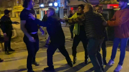 Kazanın ardından tekmeli yumruklu kavga kamerada