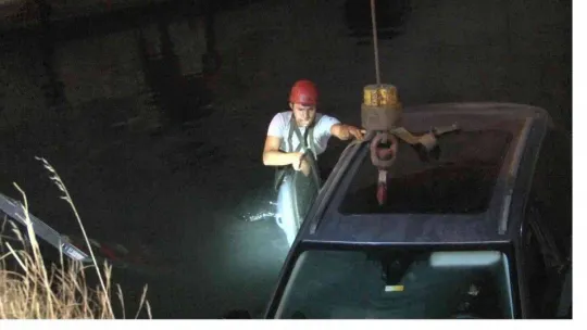 Kazaya karışan otomobiller köprü korkuluklarını kırarak dereye uçtu: Mahsur kalan 4 kişiyi itfaiye ekipleri kurtardı