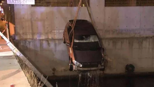 Kazaya karışan otomobiller köprü korkuluklarını kırarak dereye uçtu: Mahsur kalan 4 kişiyi itfaiye ekipleri kurtardı