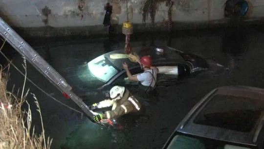 Kazaya karışan otomobiller köprü korkuluklarını kırarak dereye uçtu: Mahsur kalan 4 kişiyi itfaiye ekipleri kurtardı