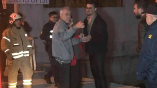 Kazaya karışan otomobiller köprü korkuluklarını kırarak dereye uçtu: Mahsur kalan 4 kişiyi itfaiye ekipleri kurtardı