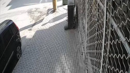 Kazaya karışan sürücünün yardımına koşmak yerine arkasına bakmadan gitti