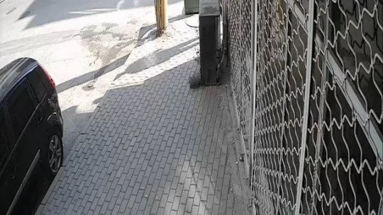 Kazaya karışan sürücünün yardımına koşmak yerine arkasına bakmadan gitti