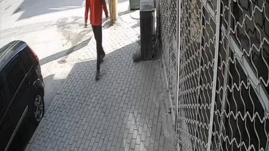 Kazaya karışan sürücünün yardımına koşmak yerine arkasına bakmadan gitti