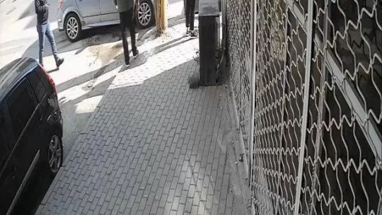 Kazaya karışan sürücünün yardımına koşmak yerine arkasına bakmadan gitti