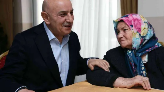 Keçiören Belediye Başkanı Altınok, huzurevinde yeni yılı kutladı