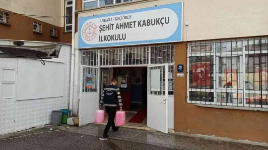 Keçiören Belediyesi 20 okula 40 litre sıvı sabun hediye etti
