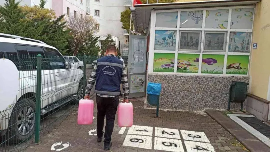 Keçiören Belediyesi 20 okula 40 litre sıvı sabun hediye etti