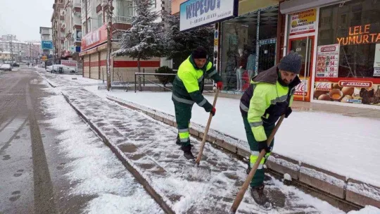 Keçiören'de karla mücadele aralıksız devam ediyor