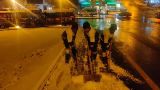 Keçiören'de karla mücadele aralıksız devam ediyor
