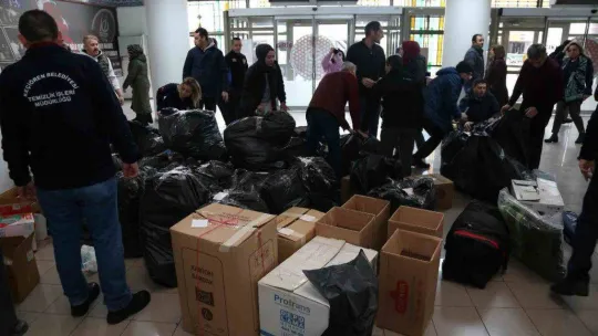 Keçiören'den 2 tır ve 3 kamyon deprem bölgesine yola çıktı