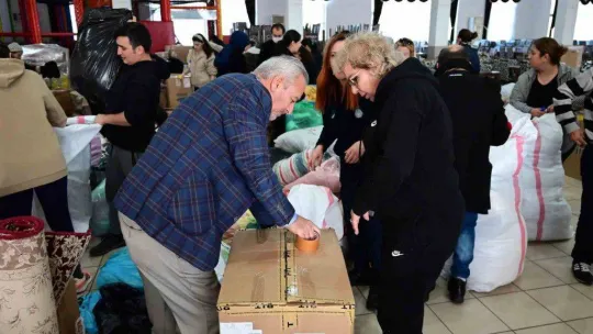 Kemer'den iki yardım tırı daha yola çıktı