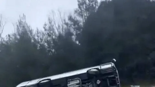 Kemerburgaz yolunda midibüs devrildi