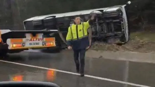 Kemerburgaz yolunda midibüs devrildi