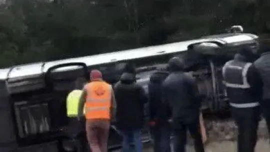 Kemerburgaz yolunda midibüs devrildi
