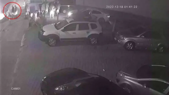 Kendi galerilerinin önünde ölesiye darp edildiler