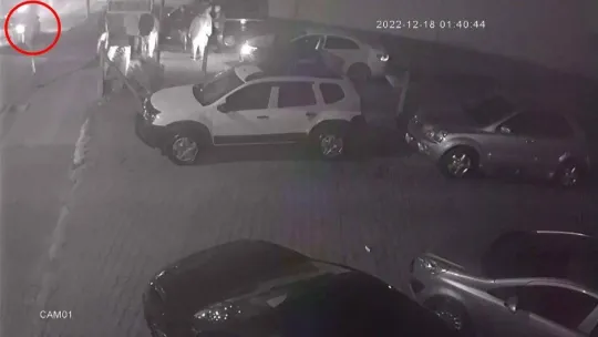 Kendi galerilerinin önünde ölesiye darp edildiler