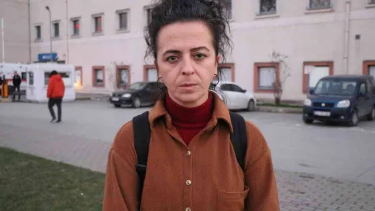 Kendi galerilerinin önünde ölesiye darp edildiler