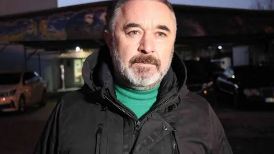 Kendi galerilerinin önünde ölesiye darp edildiler