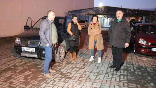 Kendi galerilerinin önünde ölesiye darp edildiler