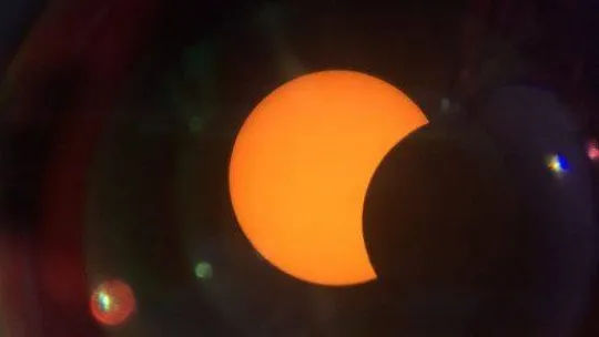 Kendi yaptığı teleskopla çocuklara ücretsiz güneş tutulmasını izletti