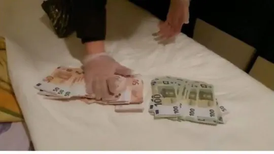 Kendisini gurbetçi olarak tanıtan kalpazan sahte dövizleri Türk lirasına çevirirken yakalandı