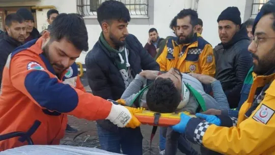 Kepez'in arama kurtarma ekibi, 30 saat sonra bir aileyi kurtardı