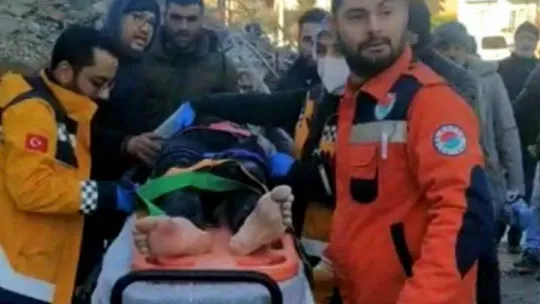 Kepez'in arama kurtarma ekibi, 30 saat sonra bir aileyi kurtardı