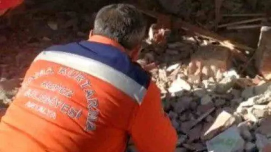 Kepez'in arama kurtarma ekibi, 30 saat sonra bir aileyi kurtardı