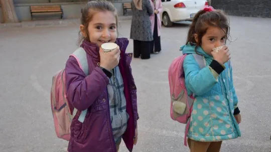 Kestel Belediyesi'nden öğrencilere ballı süt ikramı