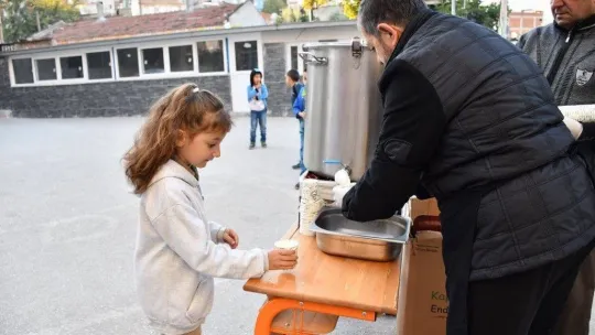 Kestel Belediyesi'nden öğrencilere ballı süt ikramı