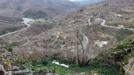 Kimsenin çıkamadığı Şahinkaya Mağarası'na Türk bayrağı astı