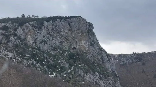 Kimsenin çıkamadığı Şahinkaya Mağarası'na Türk bayrağı astı