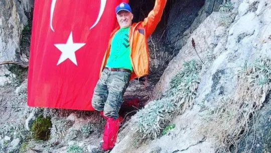 Kimsenin çıkamadığı Şahinkaya Mağarası'na Türk bayrağı astı