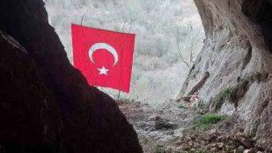 Kimsenin çıkamadığı Şahinkaya Mağarası'na Türk bayrağı astı
