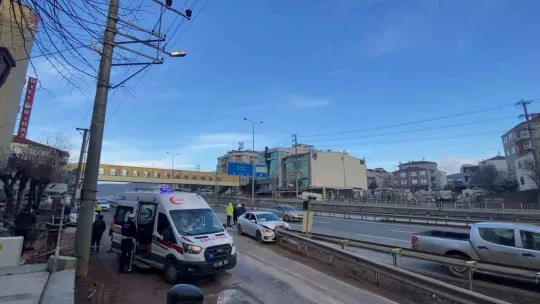 Kiralık otomobil bariyerlere çarptı: 3 yaralı