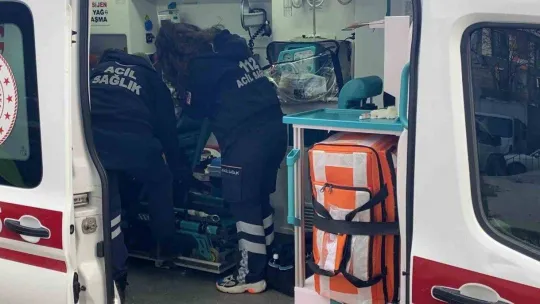 Kiralık otomobil bariyerlere çarptı: 3 yaralı