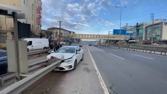 Kiralık otomobil bariyerlere çarptı: 3 yaralı