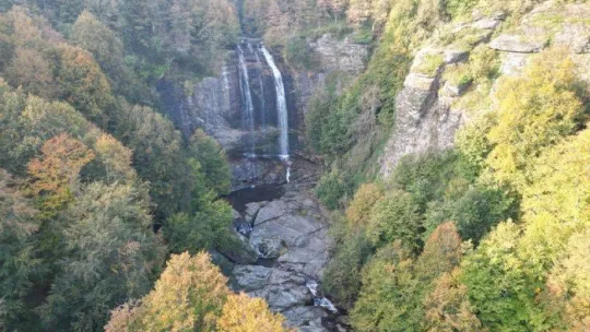 Kırık fay hattının ortaya çıkardığı şaheserde hazan güzelliği