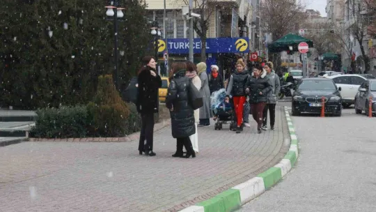 Kırklareli'de kısa süreli kar yağışı sevindirdi: Görenler telefona sarıldı