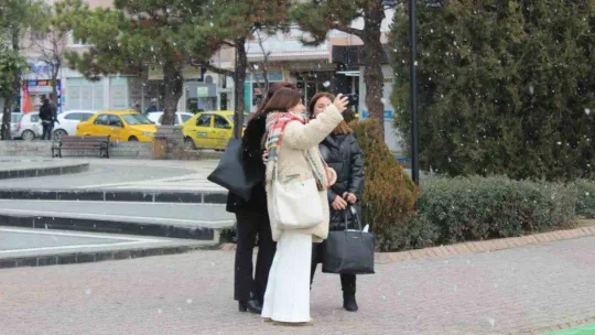 Kırklareli'de kısa süreli kar yağışı sevindirdi: Görenler telefona sarıldı