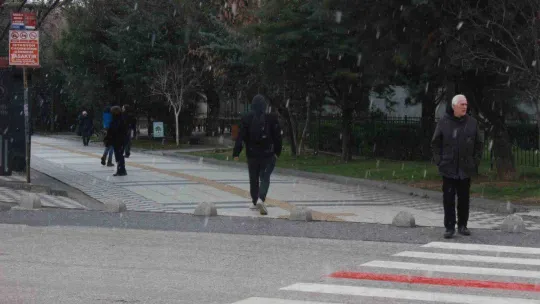 Kırklareli'de kısa süreli kar yağışı sevindirdi: Görenler telefona sarıldı