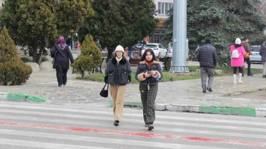 Kırklareli'de kısa süreli kar yağışı sevindirdi: Görenler telefona sarıldı