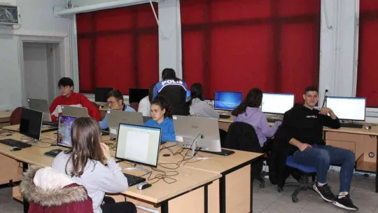 Kırklareli Emniyet Müdürlüğü'nden gençlere klavye kursu