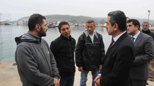 Kırklareli'nde ağlara takılan balıkçı teknesi karaya sürüklendi