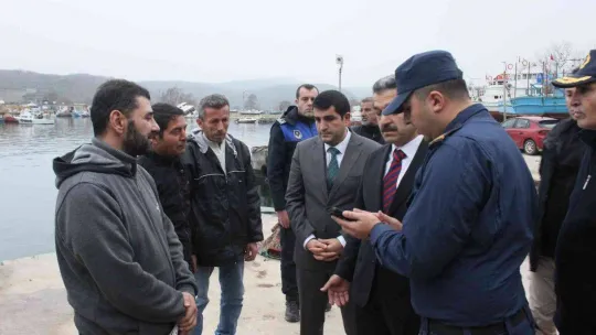 Kırklareli'nde ağlara takılan balıkçı teknesi karaya sürüklendi