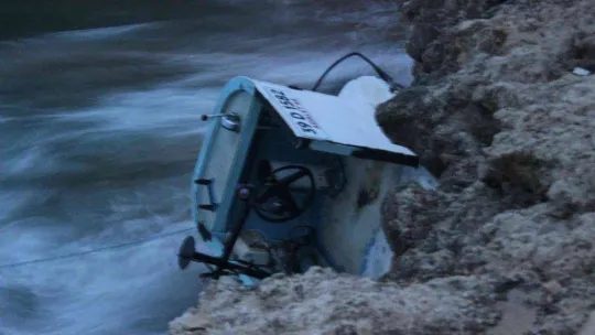 Kırklareli'nde ağlara takılan balıkçı teknesi karaya sürüklendi