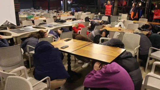 Kırklareli'nde deprem tatbikatı 'çök-kapan-tutun' yapıldı